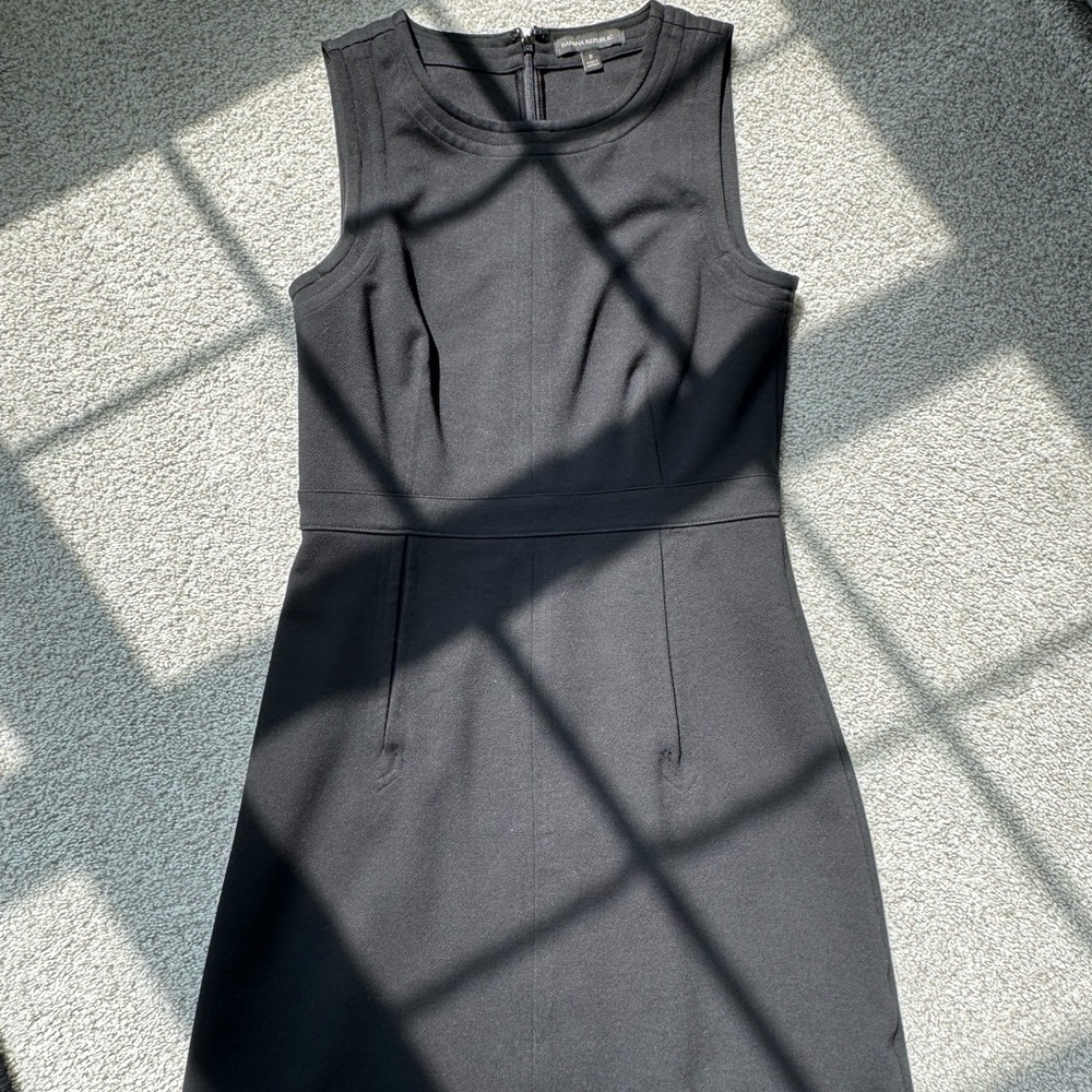 Banana Republic Black Sleeveless Sheath Dress Size: 2